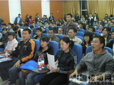 哈工大宣講現(xiàn)場，學生正在提問，反響強烈