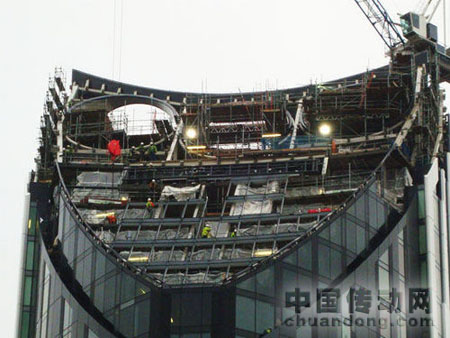整個大廈高約148米，其頂部將安裝三座風(fēng)力渦輪發(fā)電機(jī)，屆時將可以為整幢建筑提供約8%的能源。