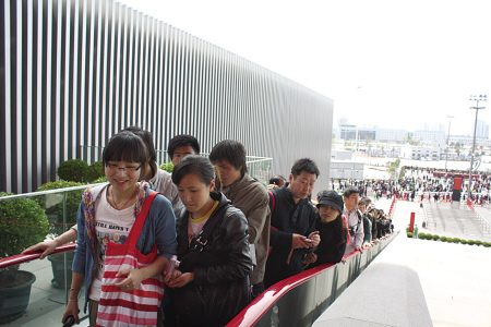 乘坐自動扶梯，游客興高采烈地進入中國國家館