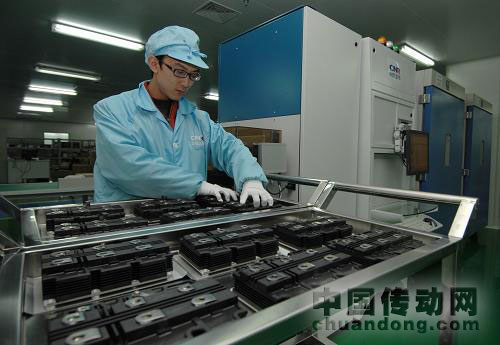 12月23日，工作人員在展示中國北車永濟電機公司發(fā)布的IGBT新產(chǎn)品。