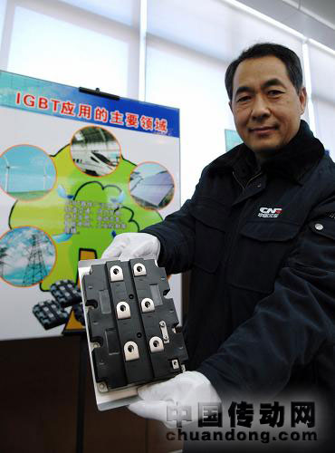 12月23日，工作人員在展示中國北車永濟電機公司發(fā)布的IGBT新產(chǎn)品。
