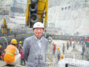 2006年4月，潘家錚院士在小灣水電站考察。