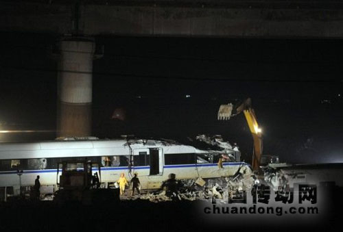 7月25日，挖掘機(jī)正在對事故列車車廂進(jìn)行拆解