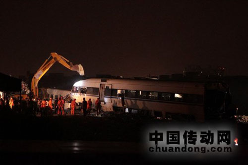 7月25日，挖掘機(jī)正在對事故列車車廂進(jìn)行拆解