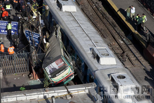 阿根廷城鐵列車和公交車相撞致百人受傷9月13日，在阿根廷首都布宜諾斯艾利斯，救援人員在城鐵列車和公交車相撞事故現(xiàn)場(chǎng)忙碌。