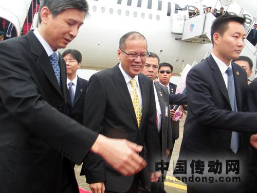 9月3日，菲律賓總統(tǒng)貝尼尼奧·阿基諾三世（圖中）乘專機飛抵廈門高崎機場，開始在福建的“追溯祖輩足跡”之旅。