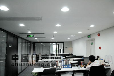 圖2：更換LED燈具后的辦公室， 亮度提高，保護視力并提升了工作效率。